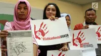 Anggota Fraksi PDIP MPR RI, Rieke Diah Pitaloka Bersama Korban Kekerasan Seksual Baiq Nuril menunjukkan surat dari LPSK dalam Diskusi Empat Pilar MPR di Kompleks Parlemen, Senayan, Jakarta, Rabu (21/11). (Liputan6.com/Johan Tallo)