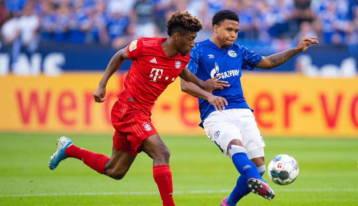 Gelandang Bayern Munchen, Kingsley Coman, berebut bola dengan gelandang Schalke, Weston McKennie, pada laga Bundesliga di Veltins-Arena, Gelsenkirchen, Sabtu (24/8). Schalke kalah 0-3 dari Munchen. (AFP/Guido Kirchner)