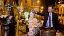 Menteri Luar Negeri Inggris, Jeremy Hunt menuangkan air ke patung Buddha ketika mengunjungi Pagoda Shwedagon di Yangon, Myanmar. Rabu (19/9). Hunt tiba di Myanmar untuk mengunjungi pusat krisis Rohingya dan menemui Aung San Suu Kyi. (AP/ Ye Aung Thu)