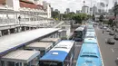 Antrean bus Transjakarta di Halte Harmoni, Jakarta, Senin (10/1/2022). PT Transportasi Jakarta (Transjakarta) melakukan penyesuaian jam operasional usai ditetapkannya status PPKM menjadi Level 2 di Jakarta. (Liputan6.com/Faizal Fanani)