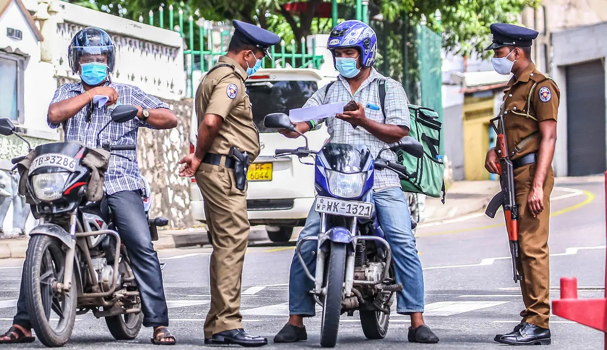 Sejumlah polisi memeriksa pengendara sepeda motor di Wallampitiya, Kolombo, Sri Lanka, 25 Oktober 2020. Total kasus COVID-19 di Sri Lanka pada Minggu (25/10) bertambah menjadi 7.872 setelah 351 pasien baru terdeteksi. (Xinhua/Ajith Perera)