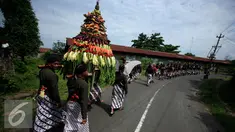Sejumlah warga menggotong gunungan pada ritual Nyadran di dusun Kledokan, Selomartani, Sleman, Kamis (2/6). Nyadran merupakan ritual berziarah dan mengirim doa ke makam leluhur menjelang bulan Ramadan. (Liputan6.com/Boy Harjanto)