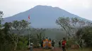 Sejumlah warga mengamati kondisi Gunung Agung, kawasan Karangasem, Bali, Sabtu (2/12). Hingga hari ini, penampakan asap dari kawah Gunung Agung semakin berkurang dibanding beberapa hari lalu. (Liputan6.com/Immanuel Antonius)