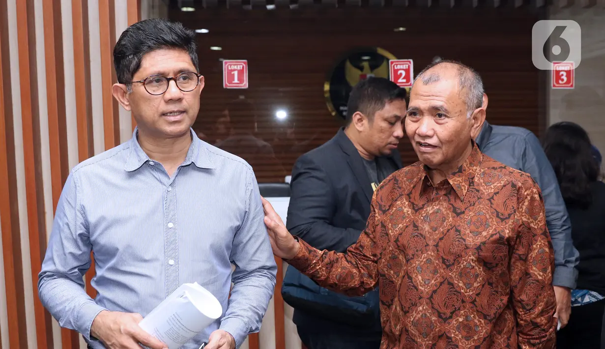 Pimpinan KPK periode 2015–2019, Agus Rahardjo (kanan) dan Laode M Syarif bersama Koalisi Masyarakat Sipil Antikorupsi usai mendaftarkan pengajuan judicial review UU Nomor 19 Tahun 2019 tentang KPK di Gedung Mahkamah Konstitusi, Jakarta, Rabu (20/11/2019). (Liputan6.com/Helmi Fithriansyah)