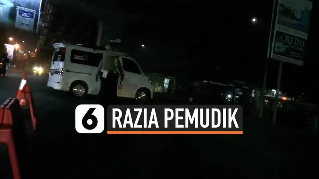 Polres Metro Bekasi Kota menggelar razia terhadap pengendara yang akan mudik. Terkait larangan mudik dari pemerintah polisi meminta kendaraan para pemudik untuk putar arah.