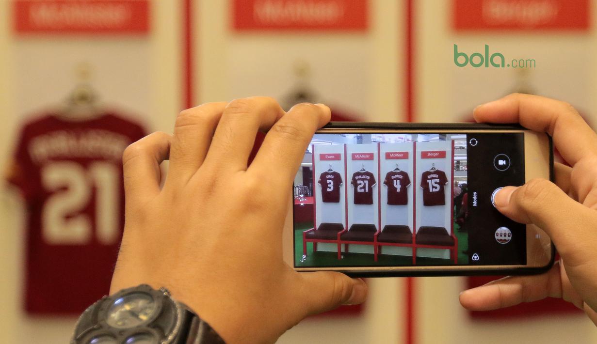 Pengunjung mengabadikan gambar jersey Legenda Liverpool pada acara LFC World Tour Jakarta di Mal Taman Angrek, Jakarta (08/03/2018). Kegiatan tersebut untuk membawa Liverpool lebih dekat kepada fans. (Bola.com/Nick Hanoatubun)