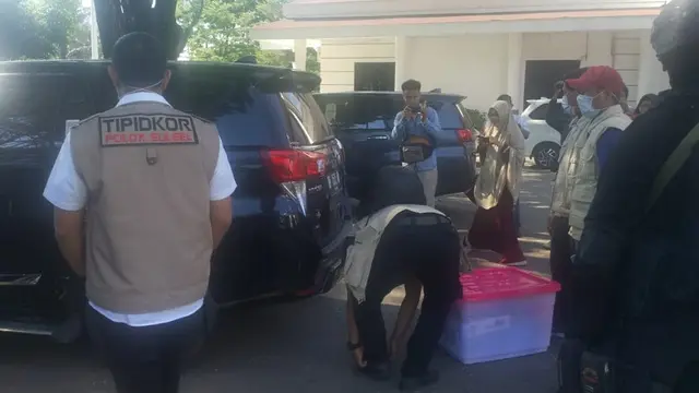Tipikor Polda Sulsel amankan sejumlah dokumen penting dari kantor SKPD dan ruangan kerja Bupati Gowa (Liputan6.com/ Eka Hakim)