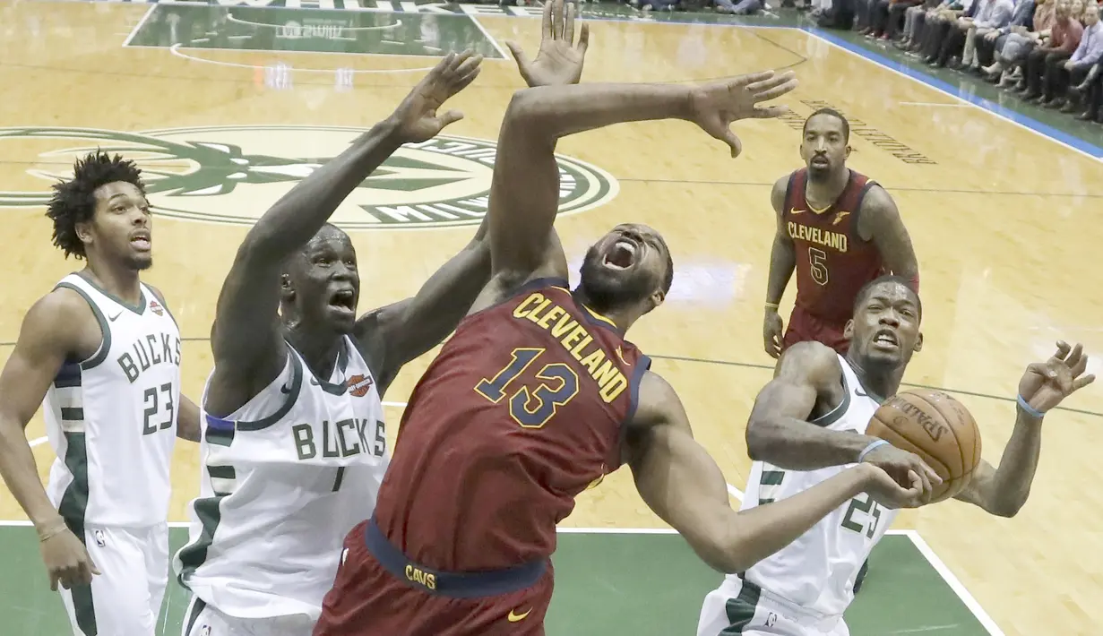 Pemain Milwaukee Bucks, Thon Maker melakukan pelanggaran terhadap pemain Cleveland Cavaliers, Tristan Thompson pada laga NBA basketball game di BMO Harris Bradley Center, Milwaukee, (19/12/2017). Bucks menang 119-116. (AP/Morry Gash)