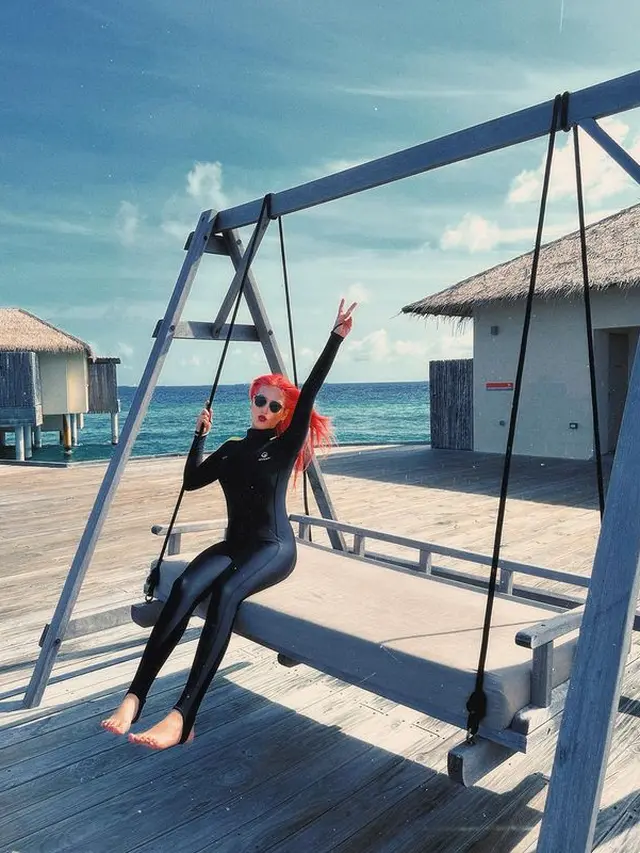 Potret Tasya Farasya Liburan di Maldives, Warnai Rambut Bak Princess Ariel