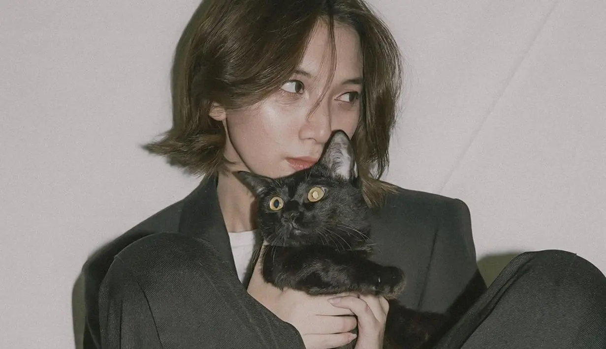 Sheila Dara sangat menyukai kucing. Momen Sheila menggendong kucing hitam nya ini curi perhatian karena penampilannya kompak dengan istri Vidi Aldiano juga pakai outfit hitam. Foto Sheila bersama kucing hitam ini banjir like dan komentar dari netizen. (Liputan6.com/IG/@sheiladaisha)