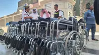 Pengurus Masjid Nabawi memberikan bantuan 15 kursi roda kepada pemerintah Indonesia melalui PPIH Arab Saudi. Kursi roda tersebut akan digunakan untuk melayani jemaah haji Indonesia, khususnya lansia saat beribadah di Masjid Nabawi, Madinah. (FOTO: MCH PPIH ARAB SAUDI 2023)