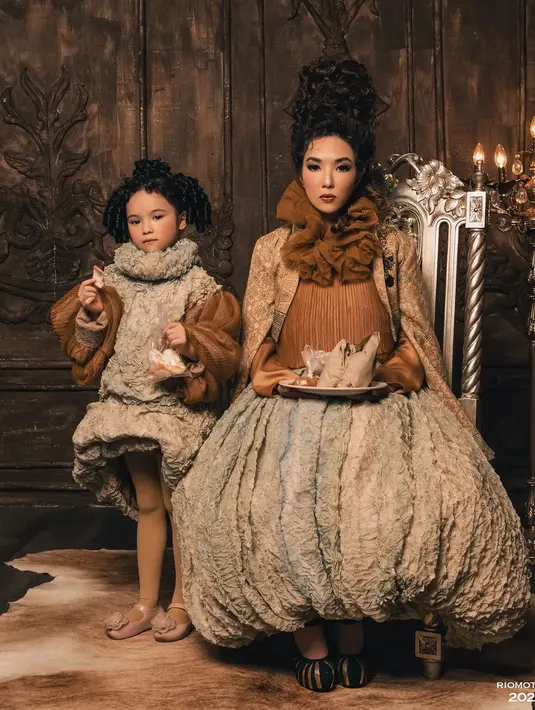 Dalam pemotretan super gemas ini, Gempi didandani mirip sang ibu, dengan crepe dress selutut dan detail kerah turtleneck, serta rambut yang ditata ala Victorian style. Foto: Instagram.