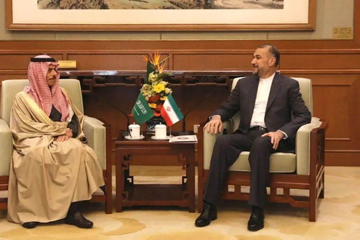 Menteri Luar Negeri Arab Saudi Pangeran Faisal bin Farhan Al Saud dan Menteri Luar Negeri Iran Hossein Amir-Abdollahian bertemu di Beijing, China, pada Kamis (6/4/2023). (Dok. Kemlu Iran via CNN)