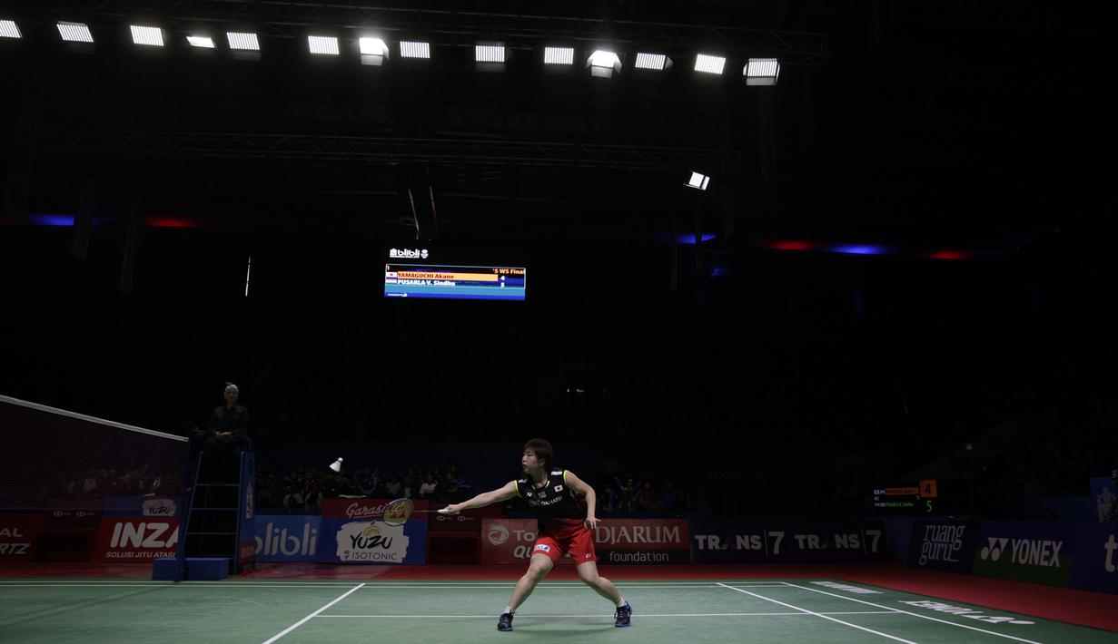 Tunggal putri Jepang, Akane Yamaguchi, berhasil mengalahkan Pusarla Sindhu pada Indonesia Open 2019 di Istora Senayan, Minggu (21/7). Akane menang 21-16 dan 21-18 dari Pusarla. (Bola.com/Vitalis Yogi Trisna)