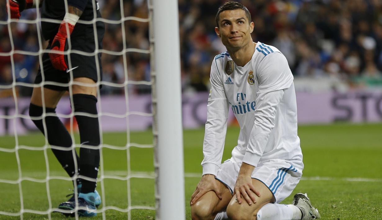 Ekspresi Cristiano Ronaldo setelah gagal mecetak gol lewat penalti ke gawang Malaga pada lanjutan La Liga Santander di Santiago Bernabeu stadium, Madrid, (25/11/2017). Madrid menang 3-2. (AP/Francisco Seco)