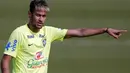 Neymar, pemain depan Timnas Brasil ini tampil dengan model rambut bergaya mohawk sepanjang berlaga di Piala Dunia 2014. (REUTERS/Marcelo Regua)