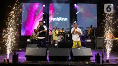 Pada hari pertama, KapanLagi Buka Bareng 2023 telah sukses digelar dan dipadati oleh begitu banyak pengunjung. Acara dimeriahkan oleh live perfomance dari V1rst dan Un1ty, Fajar Sadboy feat. JC Squad, dan Guyon Waton. (Liputan6.com/Herman Zakharia)