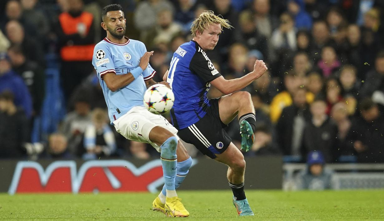 Penyerang Manchester City Riyad Mahrez berebut bola dengan bek FC Copenhagen Victor Kristiansen dalam matchday ketiga Grup G Liga Champions 2022/2023 di Etihad Stadium, Kamis (6/10/2022) dini hari WIB. Sementara bagi Copenhagen, kekalahan ini bikin mereka kian terbenam di dasar klasemen dengan koleksi satu poin. (AP Photo/Dave Thompson)