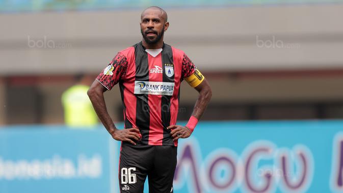 Ekspresi pemain Persipura Jayapura, Boaz Solossa usai timnya kalah dari PS TNI pada lanjutan Liga 1 2017 di Stadion Patriot, Bekasi (4/11/2017). PS TNI menang 2-1. (Bola.com/Nick Hanoatubun)