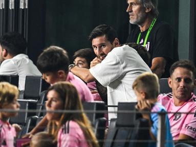 Lionel Messi hanya puas menyaksikan Inter Miami dari pinggir lapangan saat laga perempat final Leagues Cup 2025 melawan Tigres UANL di Chase Stadium, Florida, Amerika, Rabu (20/08/2025) waktu setempat. (AFP/Chandan Khanna)