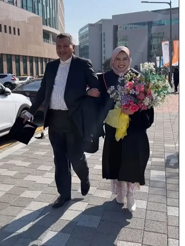 7 Potret Xaviera Putri Wisuda dari KAIST dengan Gelar Ganda, Didampingi Keluarga