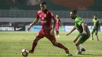 Bek Semen Padang, Cassio Fransisco, berusaha melewati striker PS TNI, Elio Bruno, pada laga Liga 1 di Stadion Pakansari, Bogor, Minggu (30/7/2017). PS TNI menang 2-1 atas Semen Padang. (Bola.com/Vitalis Yogi Trisna)