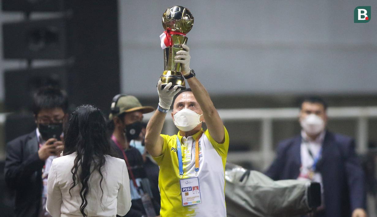 Ketua Umum PSSI, Mochamad Iriawan meletakkan trofi Liga 2 2021 sebelum laga final Liga 2 2021 antara Rans Cilegon FC melawan Persis Solo di Stadion Pakansari, Bogor, Kamis (30/12/2021). (Bola.com/Bagaskara Lazuardi)