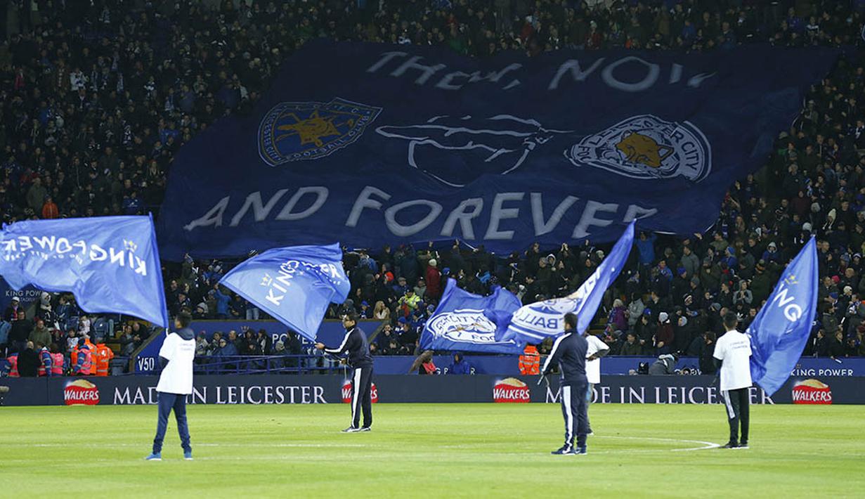 Pendukung Leicester membentangkan bendera raksasa saat laga Liga Premier Inggris melawan MU di Stadion King Power, Inggris, Sabtu (28/11/2015). (Reuters/Eddie Keogh)