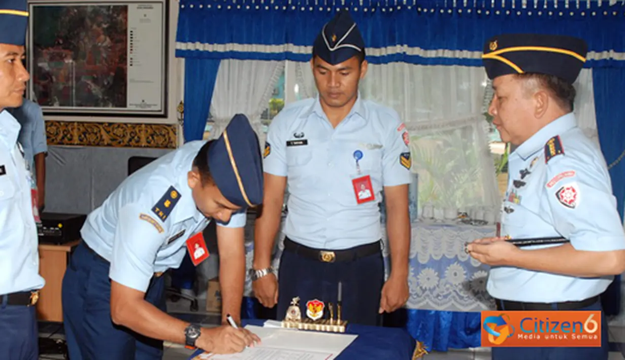 Danlanud Suryadarma memimpin sertijab di ruang rapat Lanud Suryadarma.