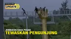 Seorang wisatawan dikabarkan tewas usai terjatuh dari jembatan kaca yang pecah di objek wisata The Geong Hutan Pinus Limpakuwus, Kecamatan Sumbang, Kabupaten Banyumas, Jawa Tengah, pada Rabu (25/10/2023).