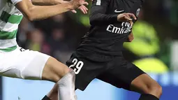 Aksi pemain PSG, Kylian Mbapper (kanan) melewati pemain Celtic, Jozo Simunovic pada laga grup B Liga Champions di Celtic Park stadium, Glasgow (12/9/2017). PSG menang 5-0. (AP/Scott Heppell)