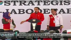 Presiden Jokowi menyerahkan ribuan sertifikat hak atas tanah dalam rangka program strategi nasional se-Jabodetabek. 