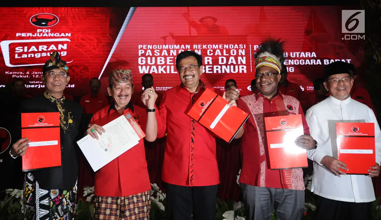 Lima Calon Gubernur yang baru menerima surat rekomendasi dari Ketua Umum DPP PDIP, Megawati Sukarnoputri berfoto bersama di Jakarta, Kamis (4/1). PDIP secara resmi mengumumkan empat pasang cagub dan cawagub. (Liputan6.com/Helmi Fithriansyah)