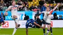 Pemain Inter Milan, Denzel Dumfries, mencetak gol ke gawang Atalanta dalam laga semifinal Supercoppa Italiana 2024 yang digelar di Al Awwal Park, Riyadh, Jumat (3/1/2025) dini hari WIB. (AP Photo/Altaf Qadri)