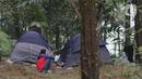 Pengunjung saat berada di lokasi perkemahan Curug Hiji, Bogor, Minggu (5/9/2021). Meski Kabupaten Bogor masih dalam masa PPKM level 3, sejumlah lokasi wisata luar ruangan mulai ramai dikunjungi pengunjung. (Liputan6.com/Helmi Fithriansyah)