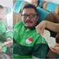 Viral pria berjaket ojek online naik pesawat ngaku melayani order makanan luar kota. (Sumber: TikTok/dolfie.k)
