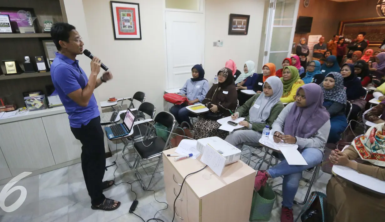Sandiaga Uno memberikan pelatihan kepada peserta program Perempuan Hebat, Perempuan Mandiri, Jakarta, Minggu (14/2). Program diikuti 40 peserta di inisiasi oleh CSR PT Saratoga Investama Sedaya, Tbk. (Liputan6.com/Gempur M Surya)