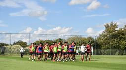 Pemain Timnas Indonesia U-17 melakukan pemanasan dengan berlari mengitari lapangan dalam latihan perdana di Borussia-Park Training Ground, Jerman, Selasa (19/9/2023). Tim asuhan Bima Santi tersebut tiba di Jerman untuk menjalani pemusatan latihan plus sejumlah uji coba. (Dok. PSSI)
