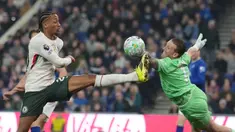 Kiper Everton, Jordan Pickford, berebut bola dengan pemain Chelsea, Joao Pedro, pada lanjutan Liga Inggris di Hill Dickinson Stadium, Minggu (22/3/2026). (AP Photo/Jon Super)