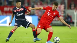 Gelandang Bayern Munchen,  Ivan Perisic, berebut bola dengan pemain Red Star Belgrade, Mateo Garcia, pada laga Liga Champions di Red Star Belgrade, Rabu (18/9/2019). Bayern Munchen menang 3-0. (AP/Matthias Schrader)