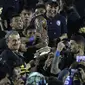 Pelatih Arema FC, Milomir Seslija, bersama pemain merayakan gelar juara Piala Presiden 2019 usai menaklukkan Persebaya Surabaya di Stadion Kanjuruhan, Jumat (13/4). Arema FC menang 2-0 atas Persebaya. (Bola.com/Yoppy Renato)