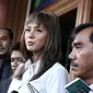 Pemain sinetron Kirana Larasati saat diwawancari oleh wartawan di Pengadilan Negeri Jakarta Selatan, Kamis (18/5). Kirana Larasati menjalankan sidang perdana cerai tanpa dihadiri suaminya Tama Gandjar dengan agenda mediasi. (Liputan6.com/Herman Zakharia)