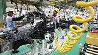 Sejumlah Pekerja menyelesaikan pembuatan mobil di pabrik Karawang 1 PT Toyota Motor Manufacturing Indonesia, Jawa Barat, Selasa (26/1). Untuk The All New Fortuner sendiri, kandungan lokal produk mencapai 75%. (Liputan6.com/Immanuel Antonius)