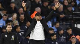 Reaksi pelatih Burnley, Vincent Kompany saat menghadapi Manchester City pada laga perempatfinal Piala FA 2022/2023 di Etihad Stadium, Manchester (18/3/2023). Vincent Kompany yang lama bermain bersama Manchester City dan kini menjadi pelatih, baru saja sukses membawa Burnley promosi ke Premier League musim depan. Vincent Kompany dilahirkan pada 10 April 1986 di Uccle, Belgia. (AFP/Oli Scarff)
