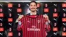 Zlatan Ibrahimovic memegang jersey AC Milan saat berfoto di markas AC Milan, Italia, Kamis (2/1/2020). Setelah lolos tes medis, Ibrahimovic langsung teken kontrak dan diperkenalkan sebagai pemain baru AC Milan. (Claudio Furlan/LaPresse via AP)