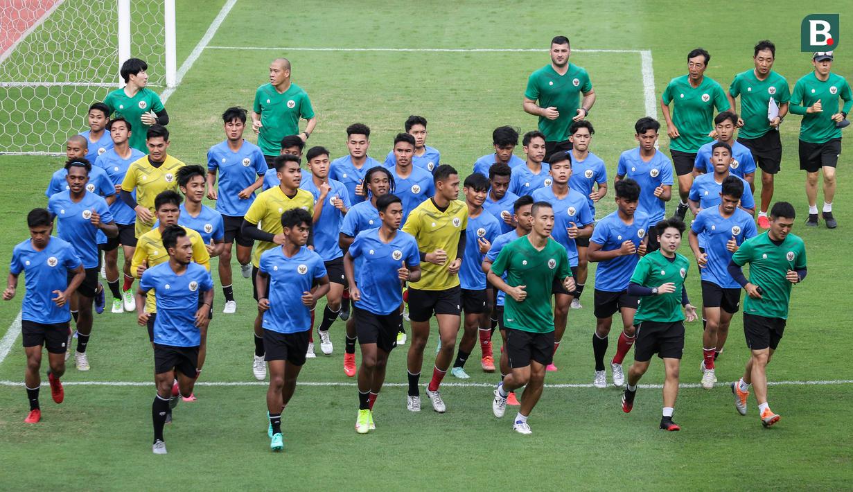 Latihan dimulai dengan peregangan dan lari berkeliling lapangan sebanyak dua kali. (Bola.com/Bagaskara Lazuardi)
