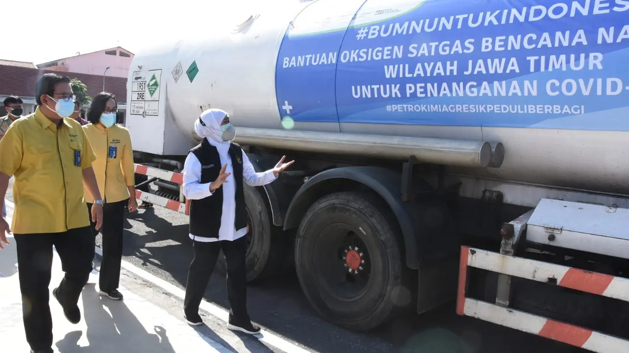 Pengiriman bantuan 9,9 ton oksigen medis kepada Pemerintah Provinsi (Pemprov) Jatim dari Satgas Tanggap Bencana Nasional BUMN
