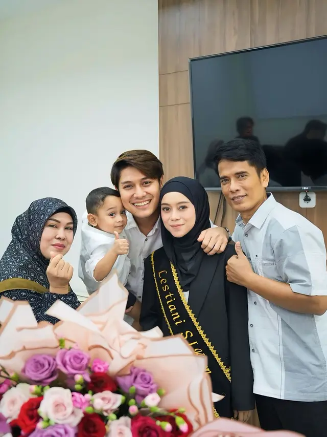 Lesti Kejora lulus sarjana (Instagram/lestikejora)