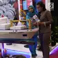 Pengunjung melihat miniatur kapal di pameran Indonesia Business and Development Expo (IBD Expo) di Jakarta, Rabu (20/9). Pameran IBD Expo berlangsung dari 20-23 September 2017. (Liputan6.com/Angga Yuniar)
