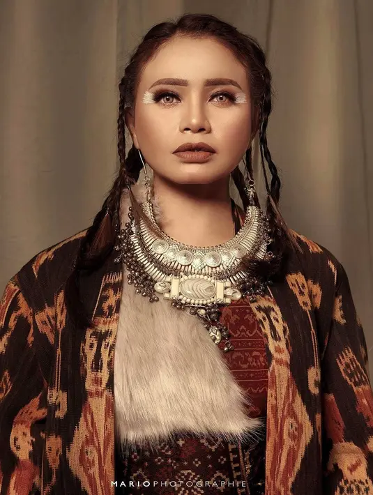 Saat menjalani sebuah pemotretan, Rossa terlihat tampil cantik dengan mengenakan kain tenun khas Indonesia. (foto: instagram.com/itsrossa910)